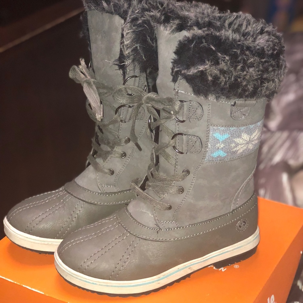Girls snow boots size 4